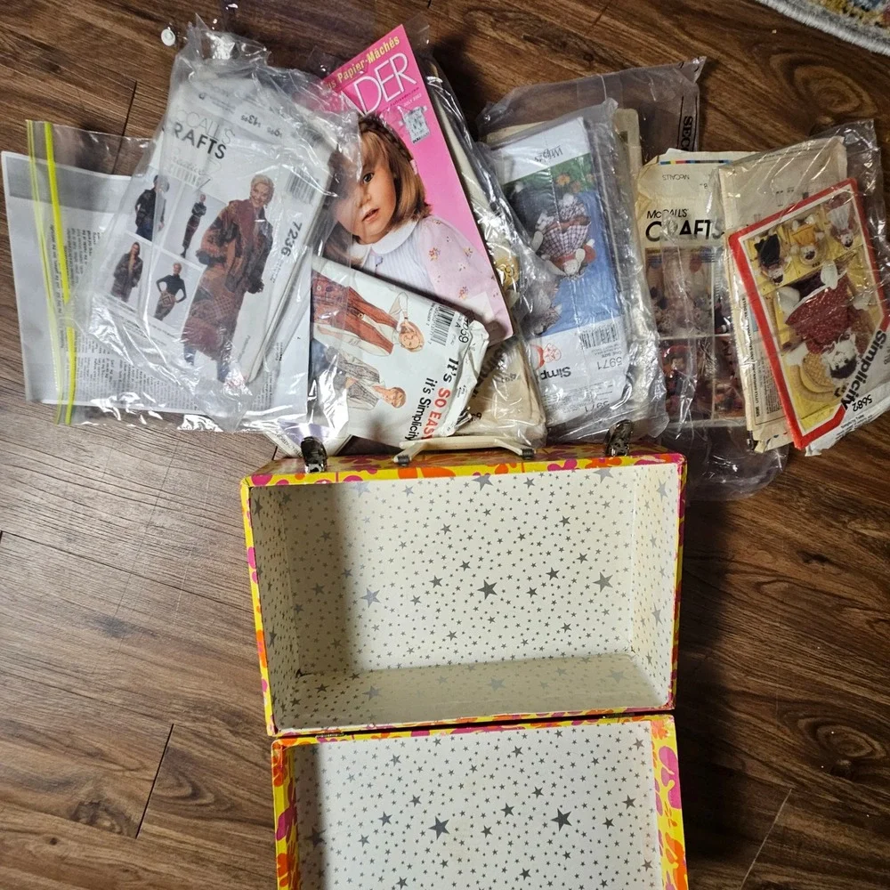 Huge‎ Lot Vintage 60s 70s Mod Sewing Pattern Kit Suitcase Trunk Craft Groovy